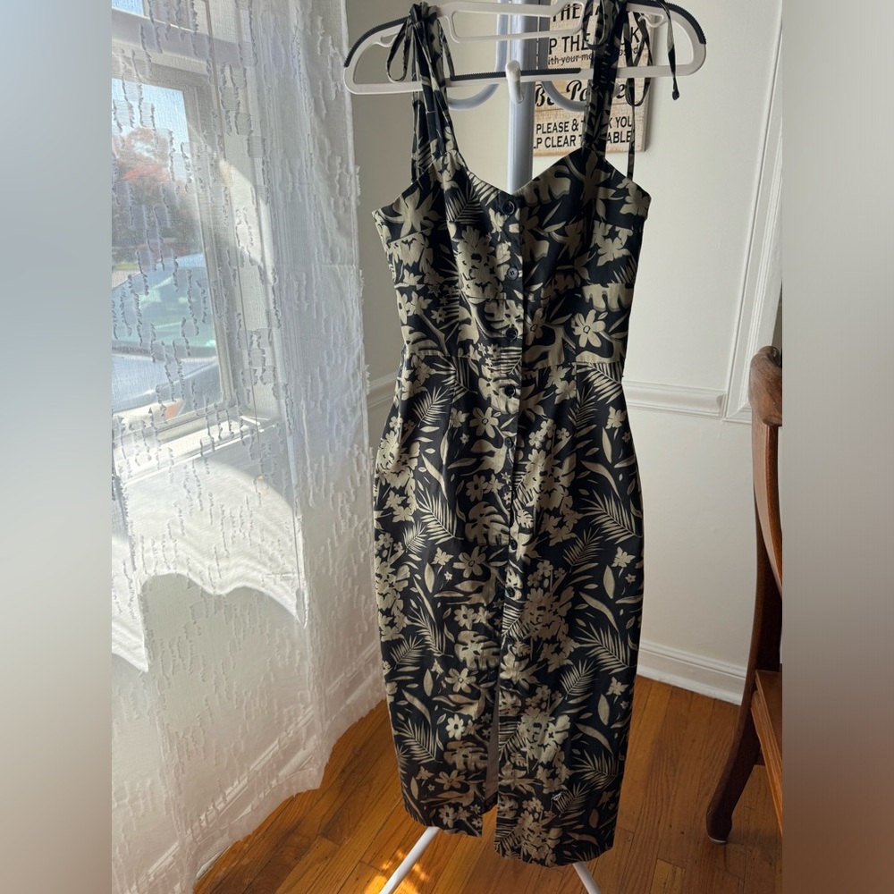 12 Storeez Floral Sundress Black
Size S